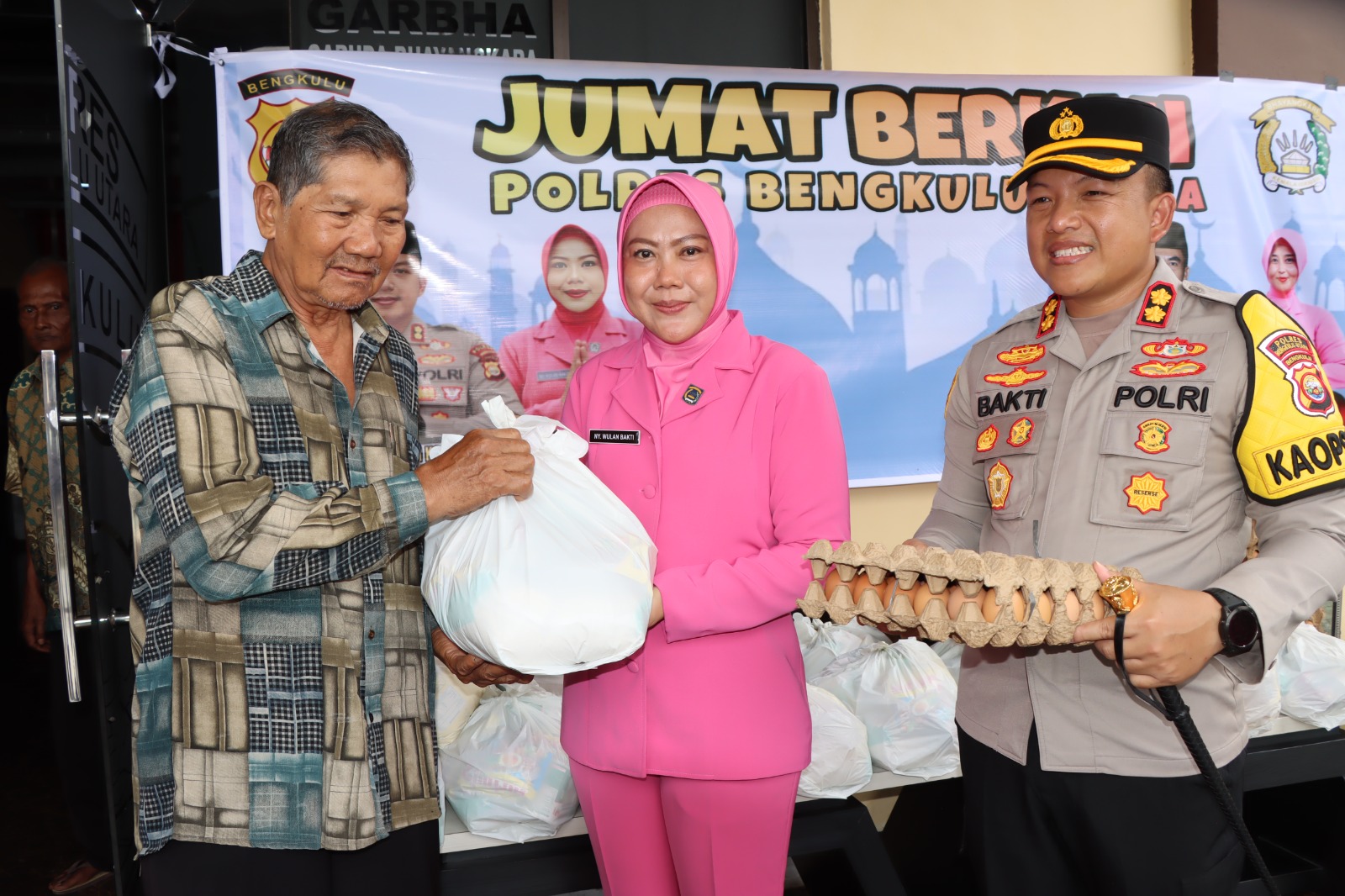 Sambut Ramadhan 1447 H, Kapolres dan Ketua Bhayangkari Bengkulu Utara Tebar Kebaikan Lewat Jum’at Berkah