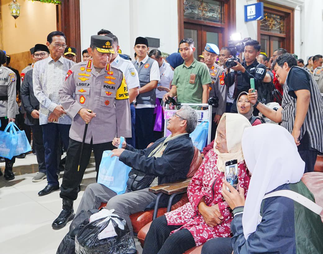Tinjau Stasiun Tugu DIY, Kapolri Pastikan Puncak Arus Mudik Berjalan Aman