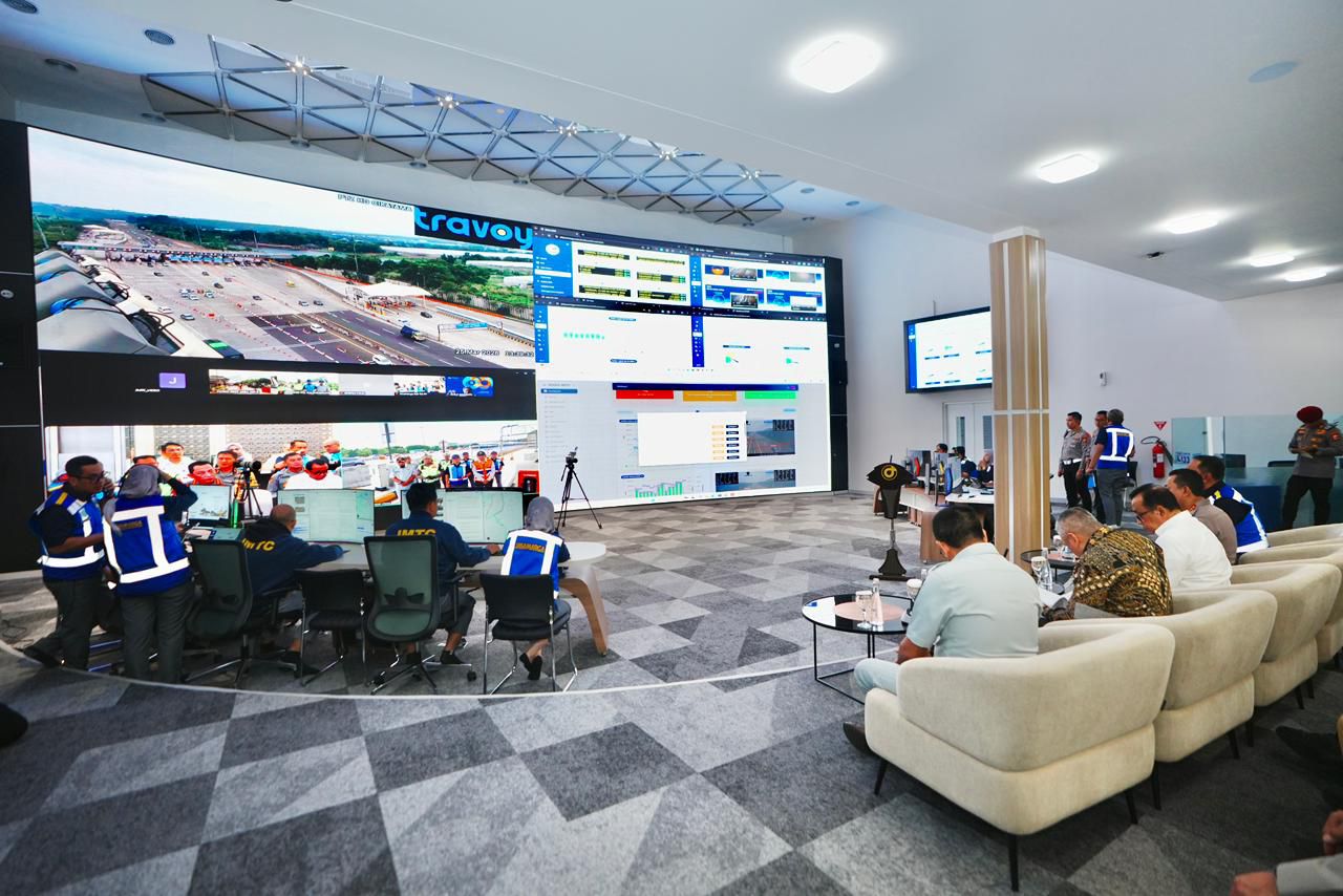 Tinjau Jasa Marga Command Center, Kapolri Pastikan Penanganan Arus Balik Berjalan Lancar dan Aman