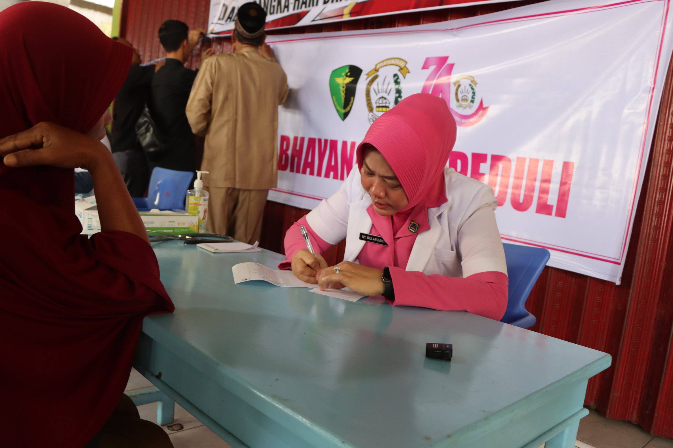 DALAM RANGKA HARI BHAYANGKARA KE-80, POLRES BENGKULU UTARA GELAR BAKTI KESEHATAN DI DESA MARGA SAKTI
