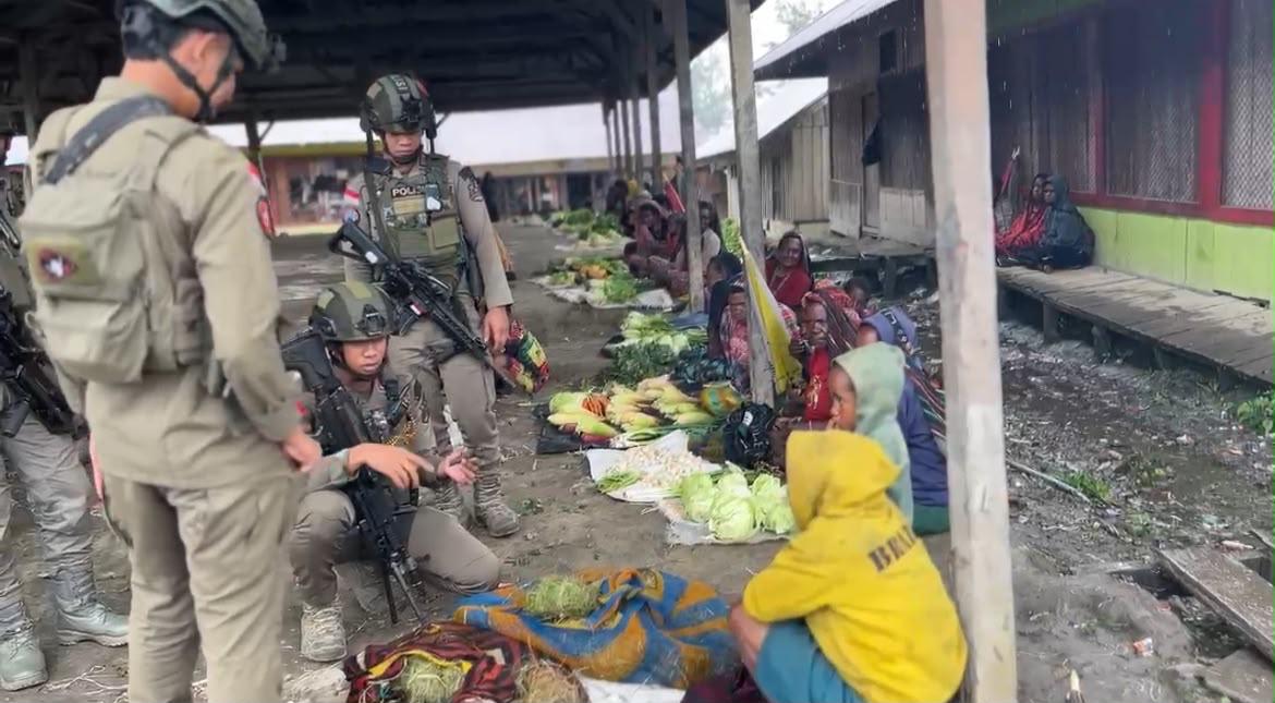Patroli Dialogis Satgas Ops Damai Cartenz di Pasar Sinak, Jaga Keamanan Aktivitas Jual Beli Warga