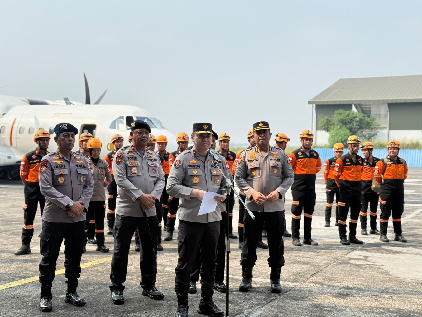 Terus Bergerak, Polri Kembali Kirim Personel K9 dan 2,5 Ton Logistik untuk Korban Gempa NTT